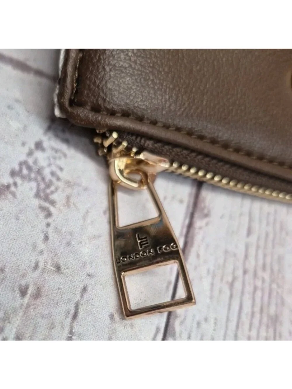 London Fog Pebble‎ Brown  Wallet Organizer~ Card Slots, Zippered Snap